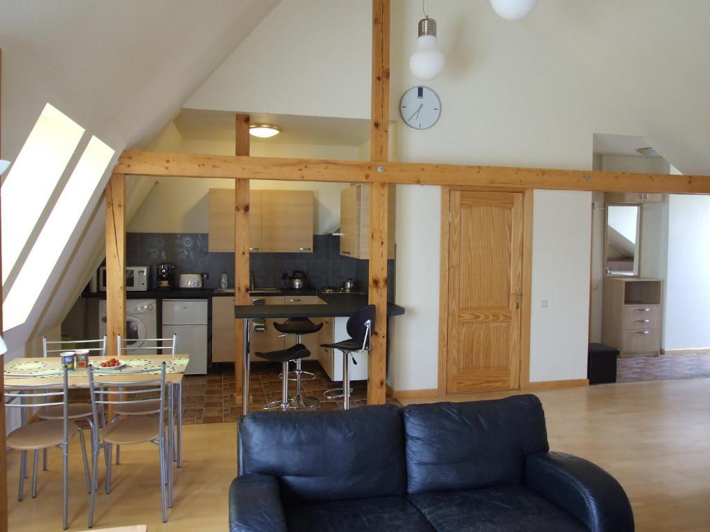 Sunlit Loft Apartment Riga Rum bild